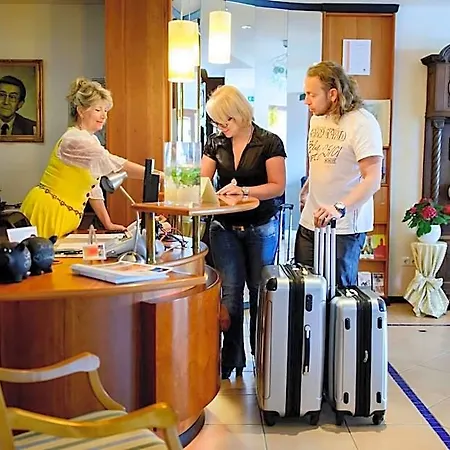 Отель Holzschuhs Schwarzwaldhotel Und Restaurant Байрсброн